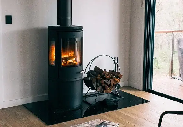 un poele à granulés de bois dans un séjour