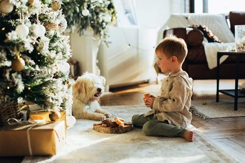 deux fillettes dans un décore de noel, cadeaux, sapin 