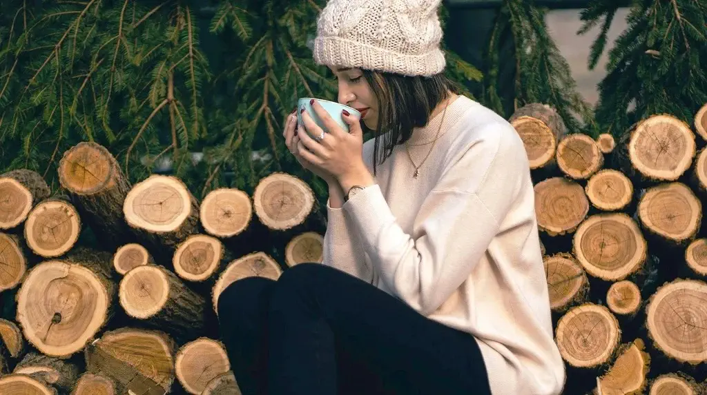 une jeune femme se balade dans la neige 