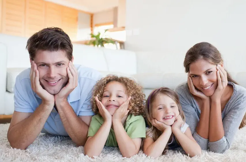 un couple et 2 enfants installés par terre