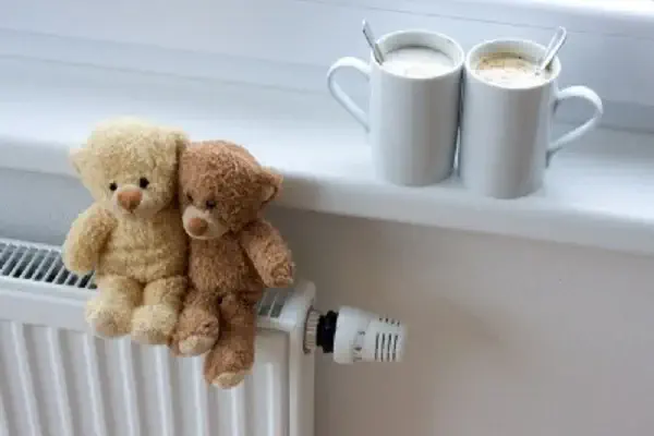 deux ous en peluche posées sur un radiateur 